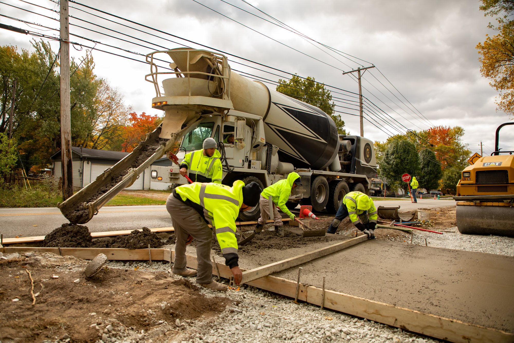 Yarberry - Indiana Ready Mixed Concrete Association - IRMCA Member - Pouring mud from a front dispatching ready mix truck